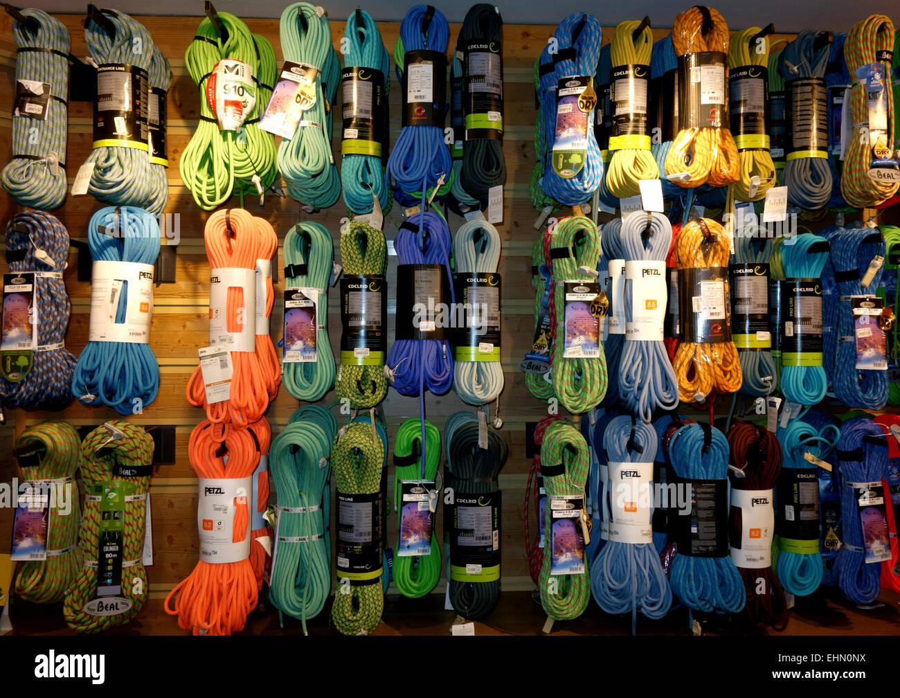 Coloré cordes d'escalade en exposition dans un magasin d'escalade Banque D'Images