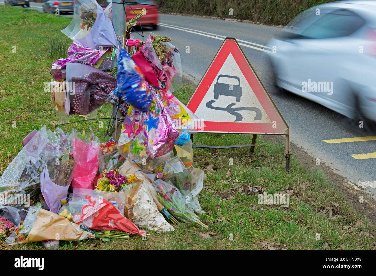 Excès de vitesse des voitures de la route passé culte, les lieux d'un accident mortel Banque D'Images