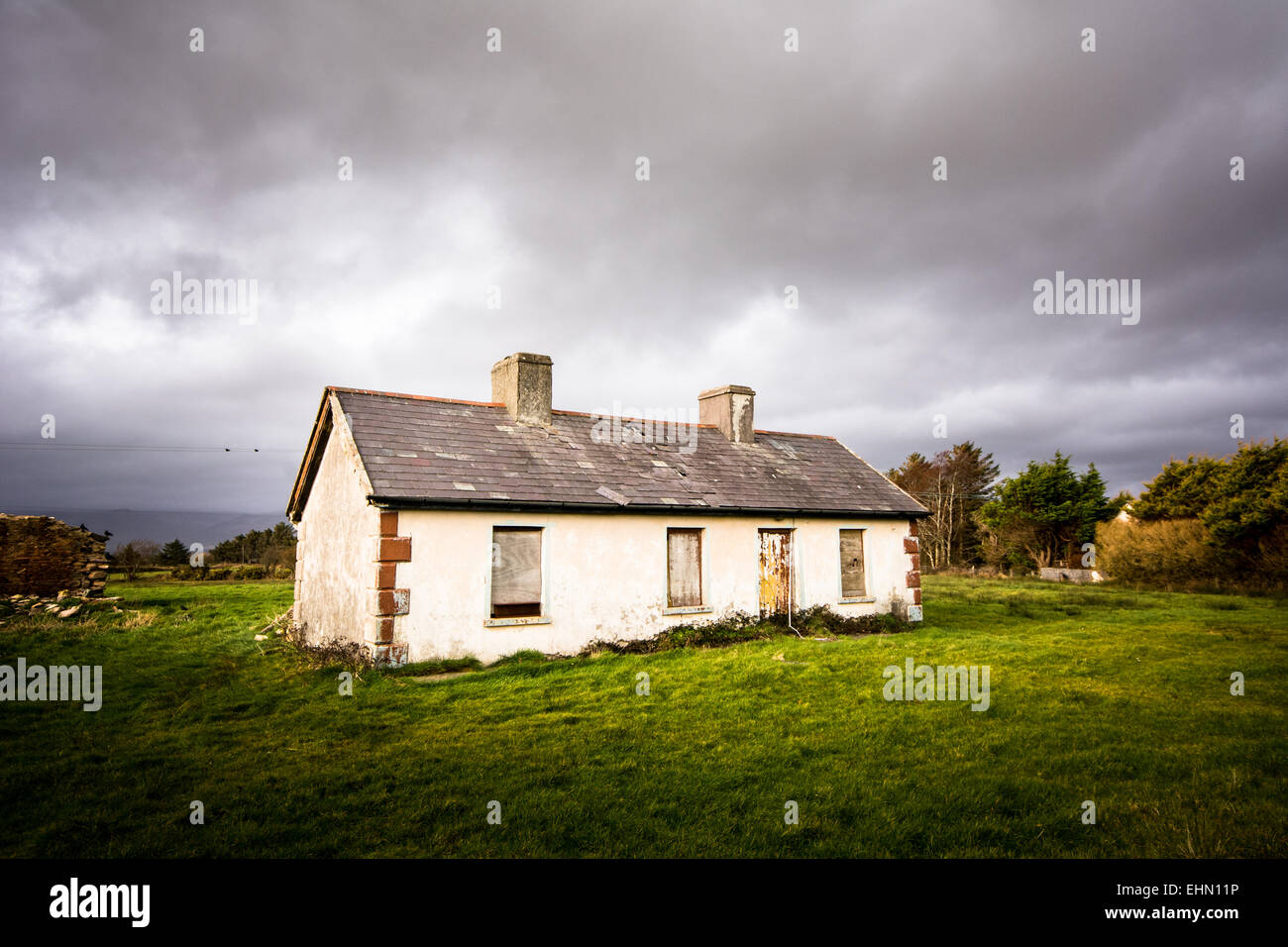 Maison abandonnée en ruine avec windows barricadés dans l'ouest de l'Irlande Banque D'Images