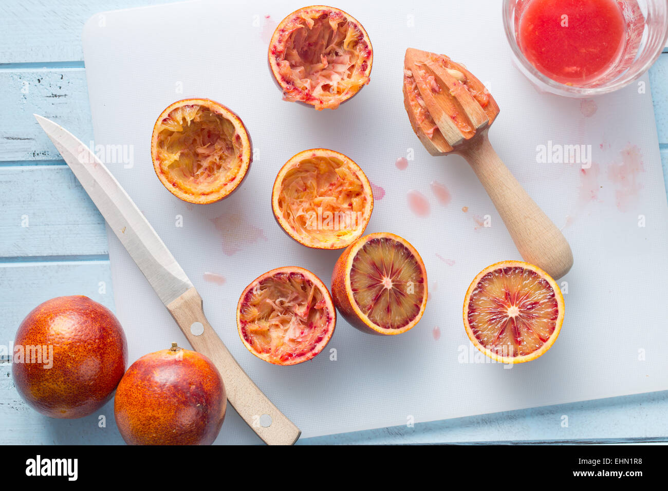 Vue de dessus de moitié d'orange sanguine et centrifugeuse Banque D'Images