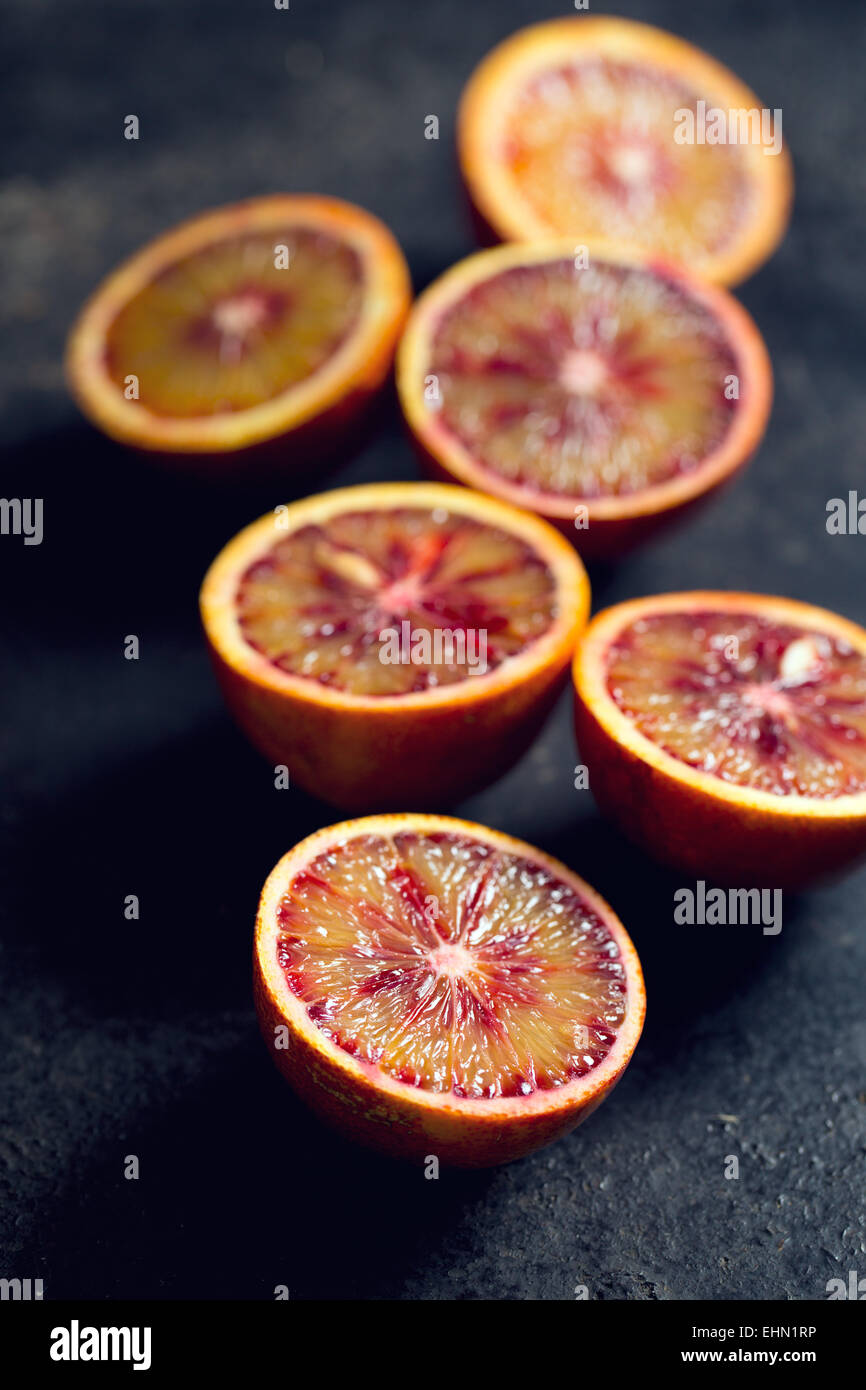 Moitié orange sanguine sur fond noir Banque D'Images