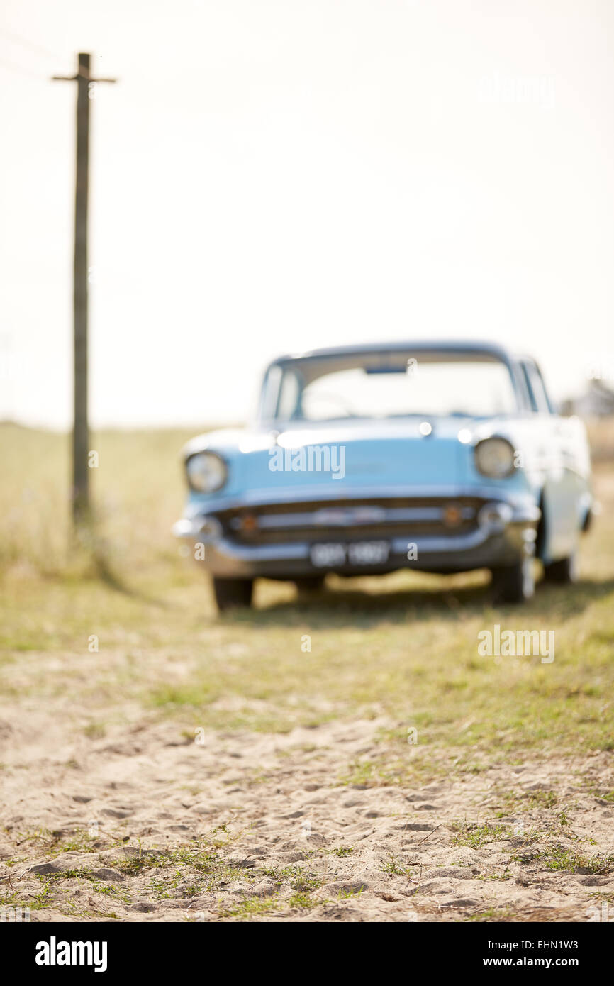 Sky Blue 1960 Chevrolet dans un champ Banque D'Images