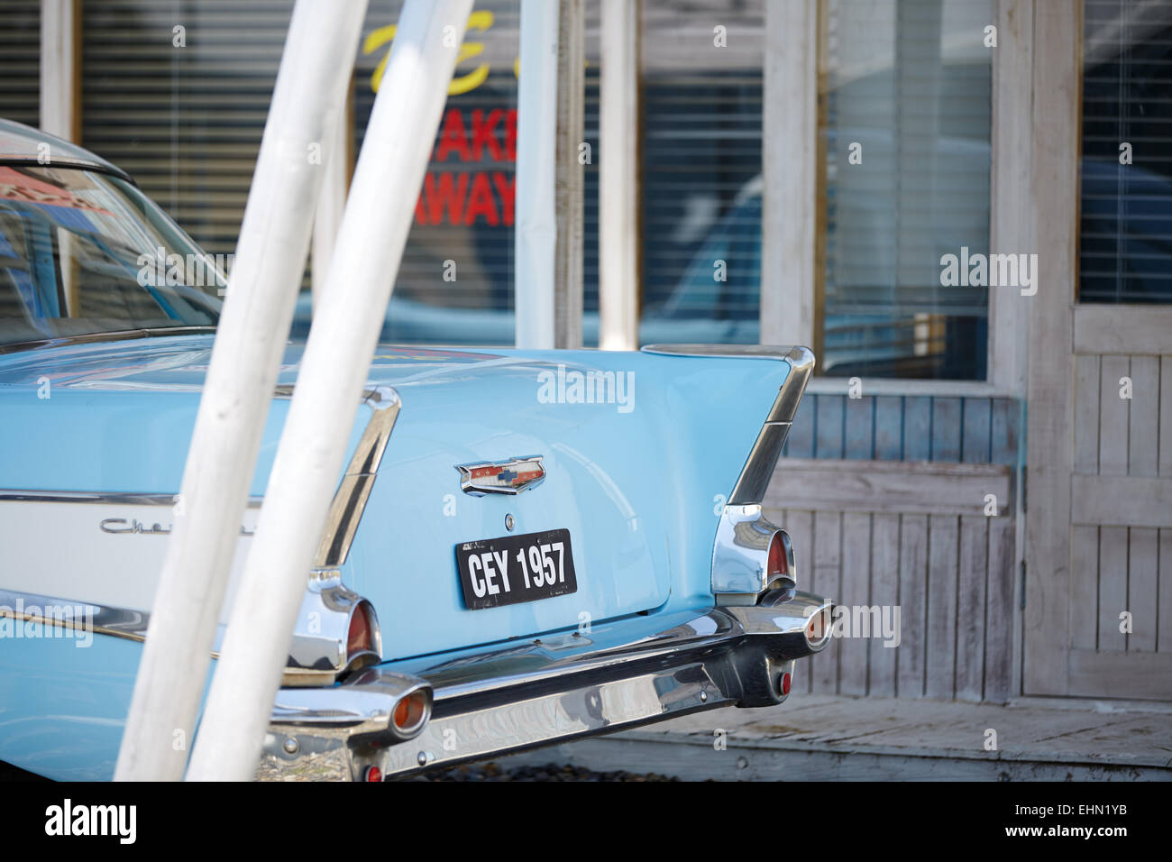 Sky Blue 1960 Chevrolet en dehors d'un repas à emporter, snack-shop pare-chocs en acier chromé Banque D'Images