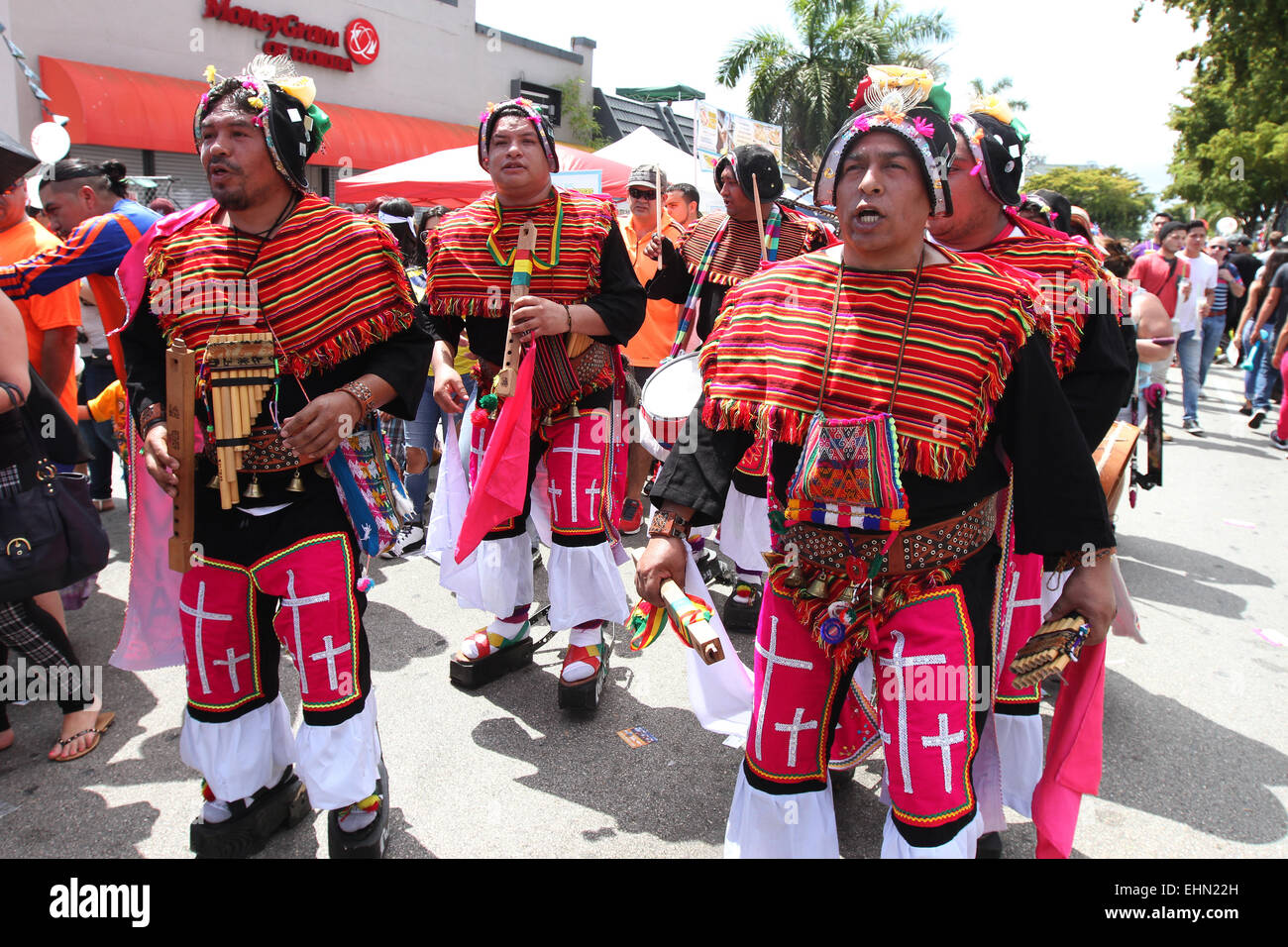 Miami, Floride, USA. 15 mars, 2015. Artistes de la Bolivie démontrer les danses traditionnelles à la Calle Ocho festival de rue à Miami, Floride le dimanche 15 mars, 2015. Credit : SEAN DRAKES/Alamy Live News Banque D'Images