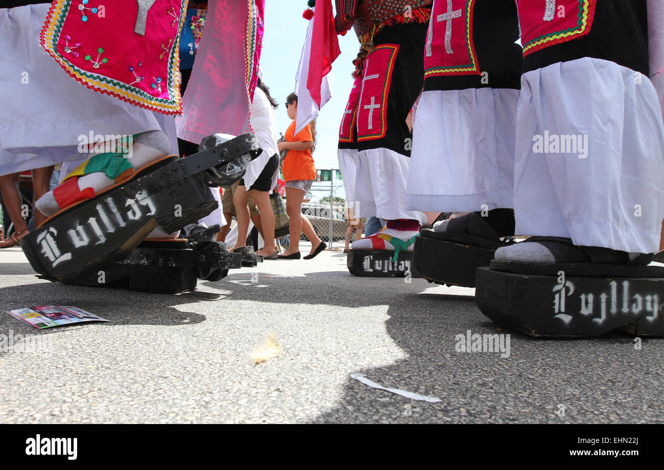 Miami, Floride, USA. 15 mars, 2015. Artistes de la Bolivie démontrer les danses traditionnelles à la Calle Ocho festival de rue à Miami, Floride le dimanche 15 mars, 2015. Credit : SEAN DRAKES/Alamy Live News Banque D'Images