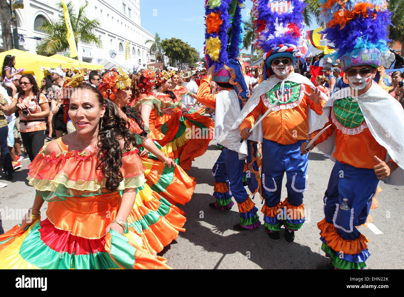 Miami, Floride, USA. 15 mars, 2015. Les artistes interprètes ou exécutants avec le Puerto de Oro de Colombie défilé troupe en costumes traditionnels à la Calle Ocho festival de rue à Miami, Floride le dimanche 15 mars, 2015. Credit : SEAN DRAKES/Alamy Live News Banque D'Images
