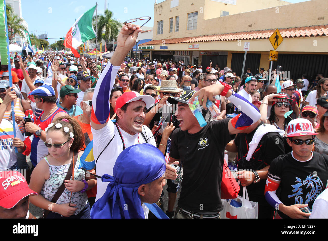 Miami, Floride, USA. 15 mars, 2015. Les spectateurs dansent et chantent à la Calle Ocho festival de rue à Miami, Floride le dimanche 15 mars, 2015. Credit : SEAN DRAKES/Alamy Live News Banque D'Images