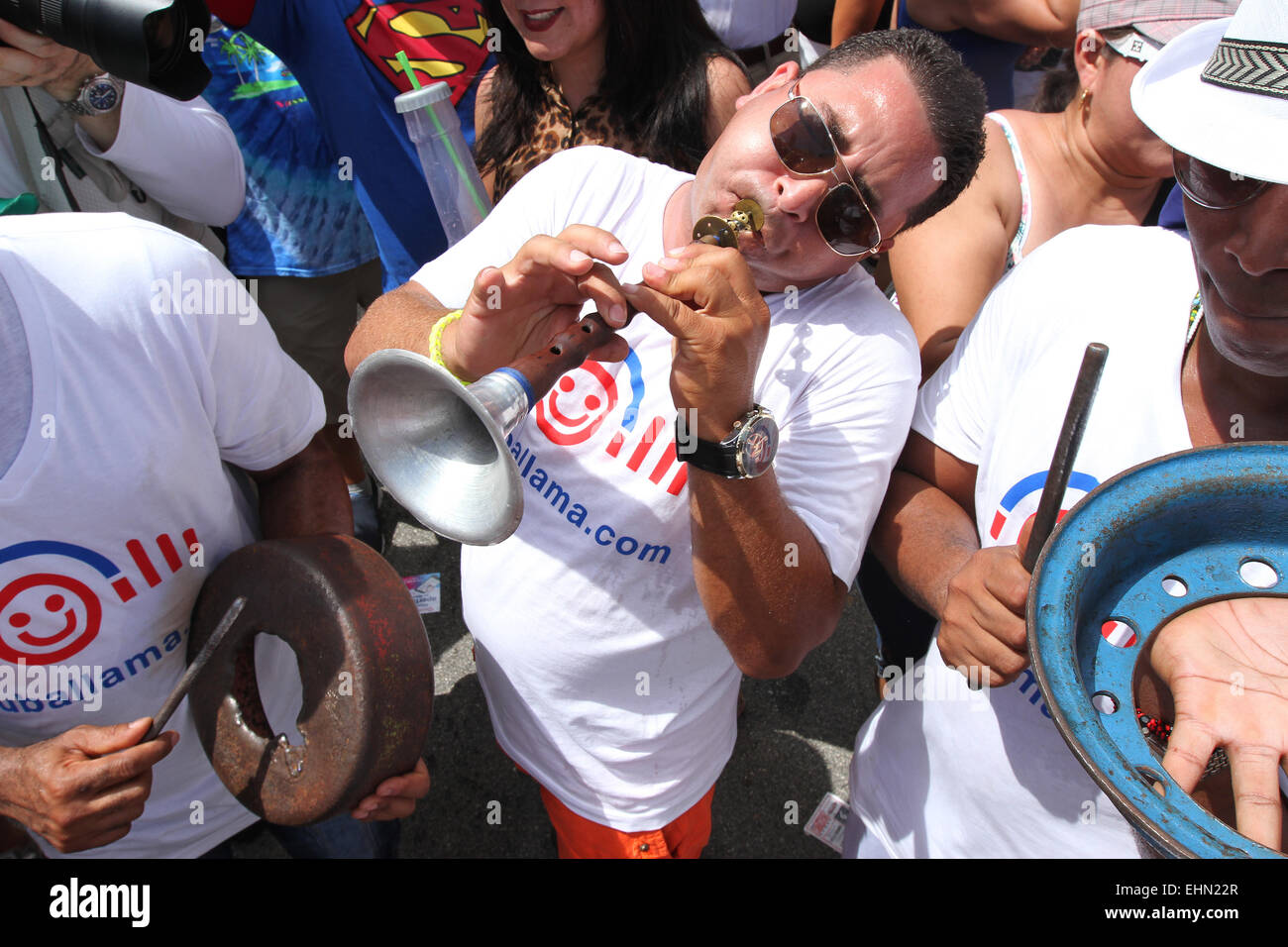 MIAMI, FLORIDE, le 15 mars : musiciens avec la conga Coco Ye band de Cuba à la Calle Ocho festival de rue à Miami, Floride le dimanche 15 mars, 2015. Credit : SEAN DRAKES/Alamy Live News Banque D'Images