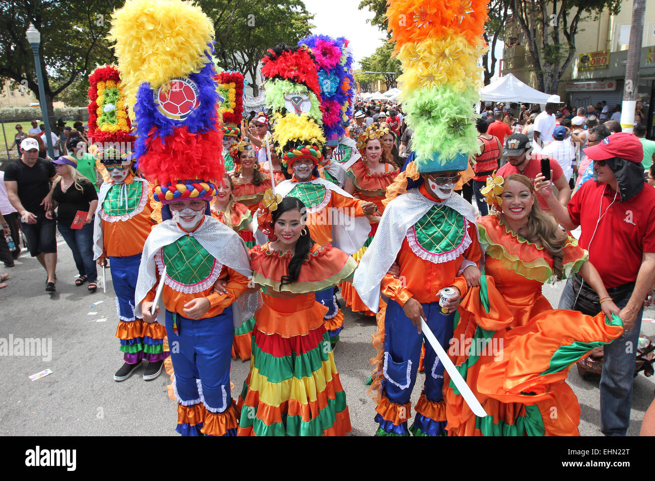 Miami, Floride, USA. 15 mars, 2015. Les artistes interprètes ou exécutants avec le Puerto de Oro de Colombie défilé groupe en costumes traditionnels à la Calle Ocho festival de rue à Miami, Floride le dimanche 15 mars, 2015. Credit : SEAN DRAKES/Alamy Live News Banque D'Images