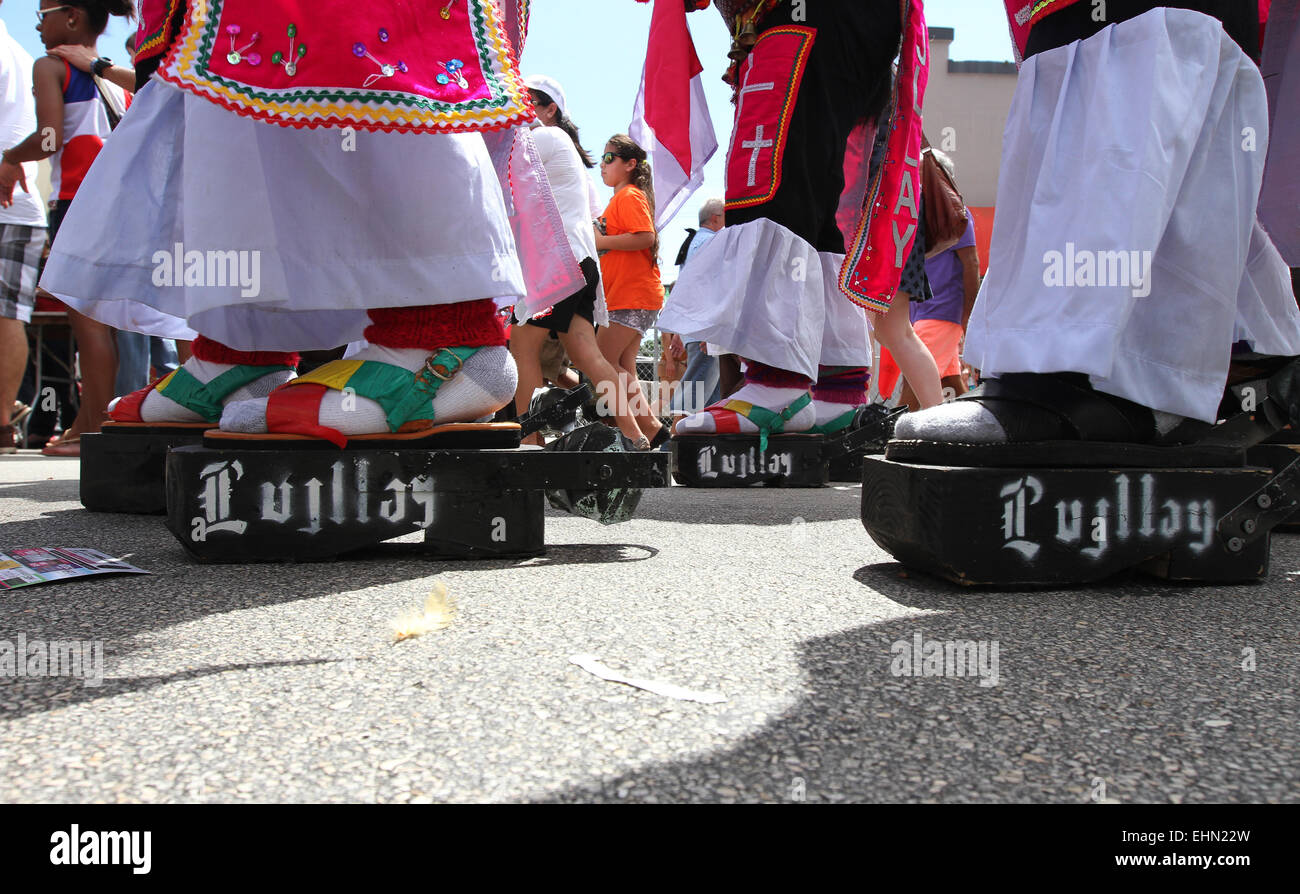 Miami, Floride, USA. 15 mars, 2015. Artistes de la Bolivie démontrer les danses traditionnelles à la Calle Ocho festival de rue à Miami, Floride le dimanche 15 mars, 2015. Credit : SEAN DRAKES/Alamy Live News Banque D'Images