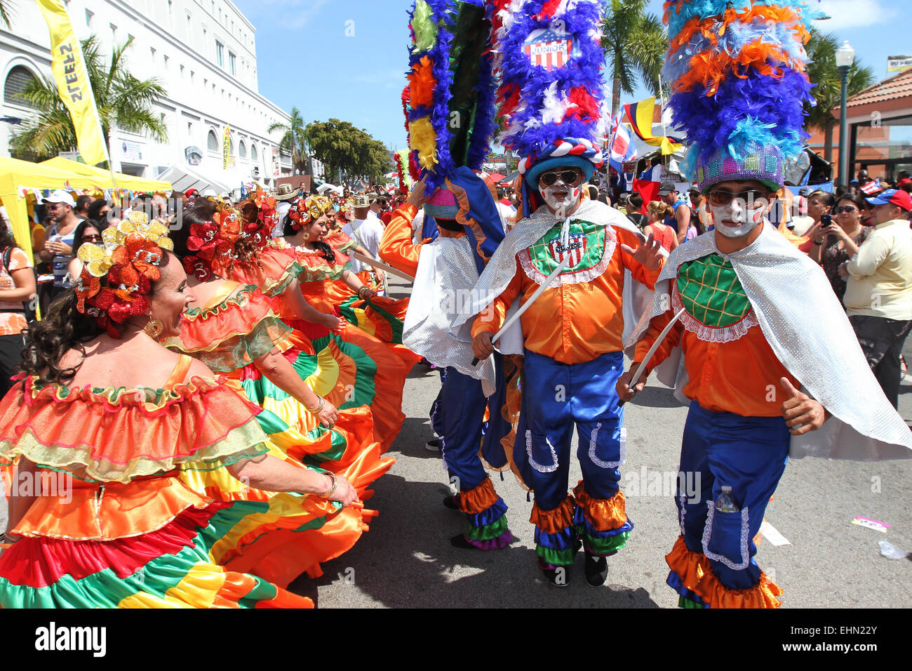 Miami, Floride, USA. 15 mars, 2015. Les artistes interprètes ou exécutants avec le Puerto de Oro de Colombie défilé groupe en costumes traditionnels à la Calle Ocho festival de rue à Miami, Floride le dimanche 15 mars, 2015. Credit : SEAN DRAKES/Alamy Live News Banque D'Images