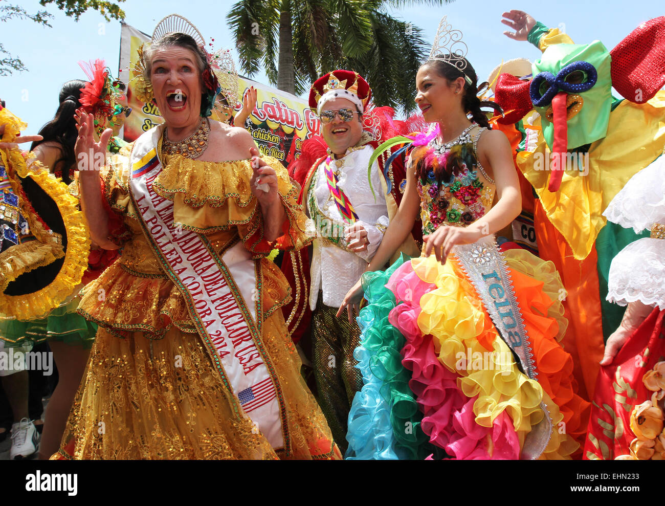 Miami, Floride, USA. 15 mars, 2015. Les membres de la Tropa Rumbera défilé en costumes traditionnels à la Calle Ocho festival de rue à Miami, Floride le dimanche 15 mars, 2015. Credit : SEAN DRAKES/Alamy Live News Banque D'Images