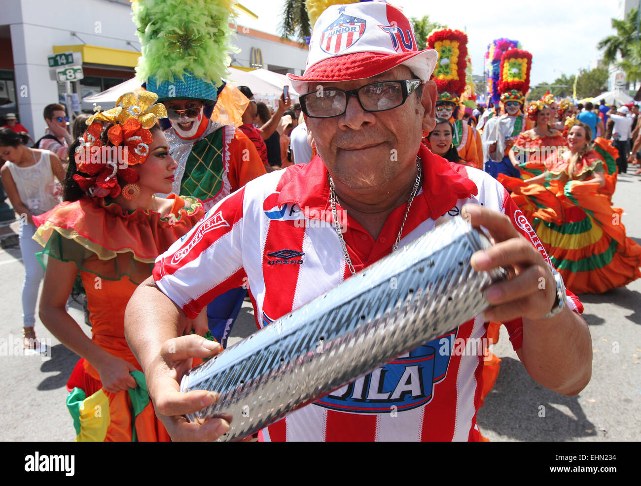 Miami, Floride, USA. 15 mars, 2015. Les artistes interprètes ou exécutants avec le Puerto de Oro de Colombie défilé groupe en costumes traditionnels à la Calle Ocho festival de rue à Miami, Floride le dimanche 15 mars, 2015. Credit : SEAN DRAKES/Alamy Live News Banque D'Images