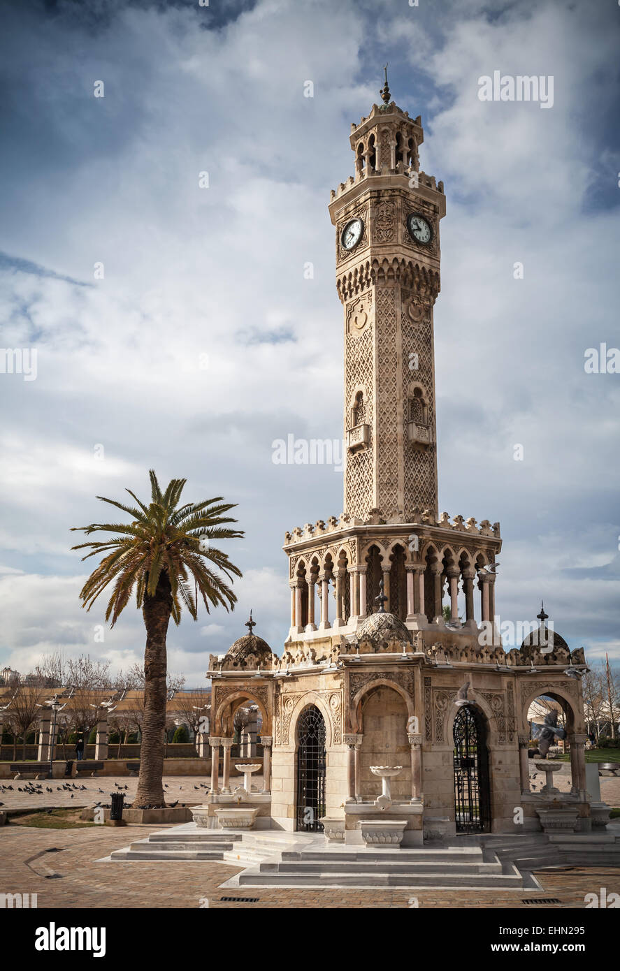 Konak Square voir avec l'ancienne tour de l'horloge. Il a été construit en 1901 et accepté comme le symbole officiel de la ville d'Izmir, Turquie Banque D'Images