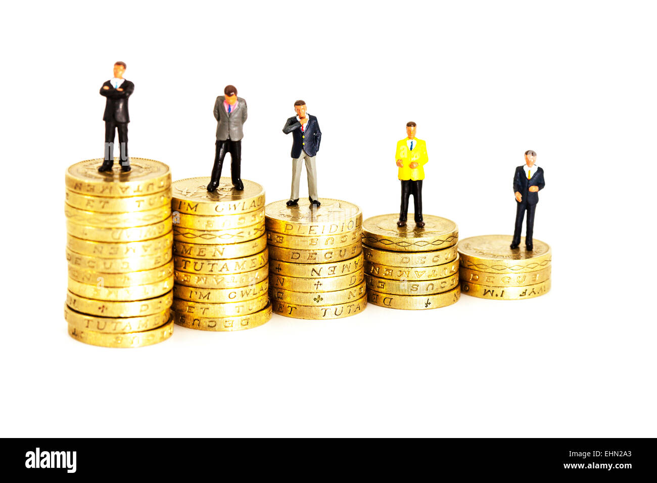 Comparer comparaison des salaires salaires revenu salaire salaire finance argent isolé paie coupé g fond blanc Banque D'Images