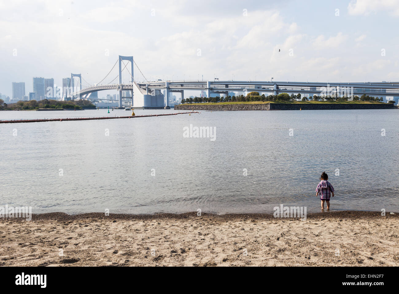 La baie de Tokyo et le Rainbow Bridge, au Japon. Banque D'Images