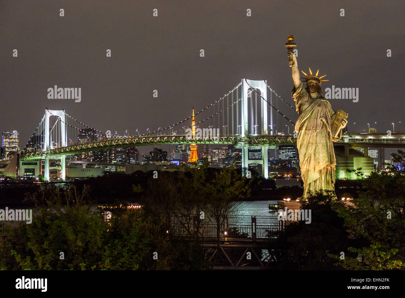 Statue de la liberté sur le bord de la baie de Tokyo et le Rainbow Bridge, au Japon. Banque D'Images