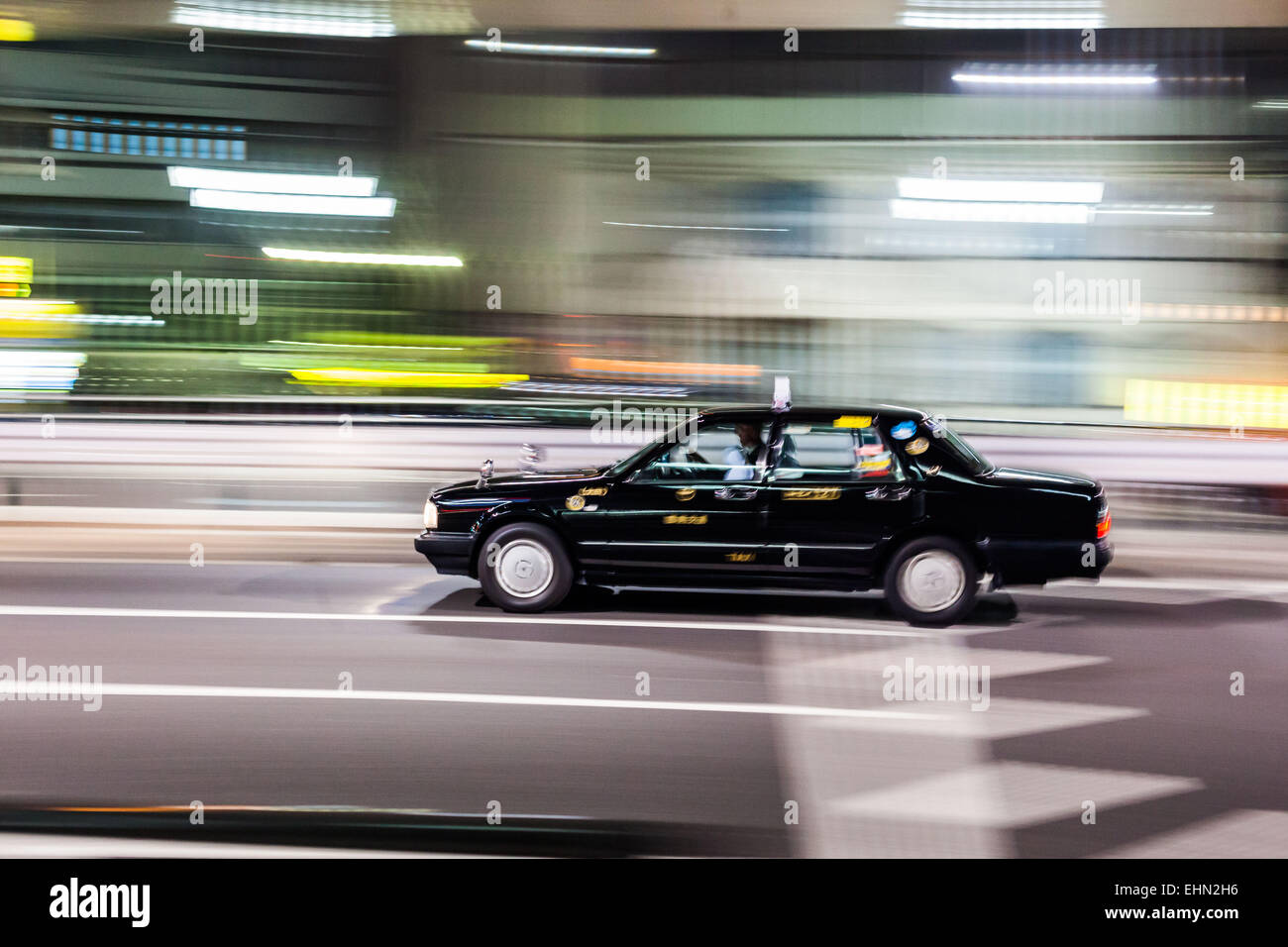 Taxi dans les rues de Tokyo, Japon. Banque D'Images