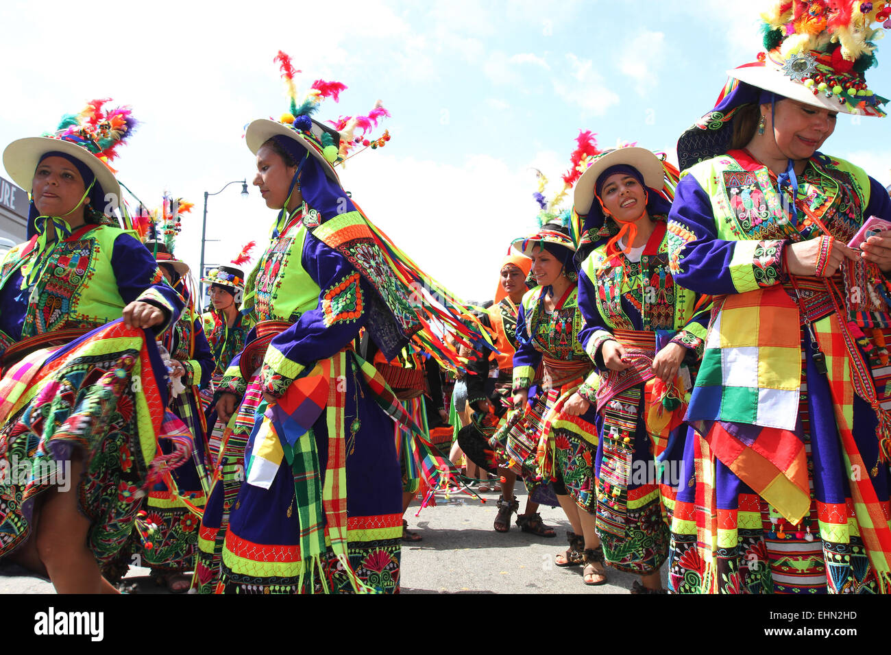 Miami, Floride, USA. 15 mars, 2015. Artistes de la Bolivie démontrer les danses traditionnelles à la Calle Ocho festival de rue à Miami, Floride le dimanche 15 mars, 2015. Credit : SEAN DRAKES/Alamy Live News Banque D'Images