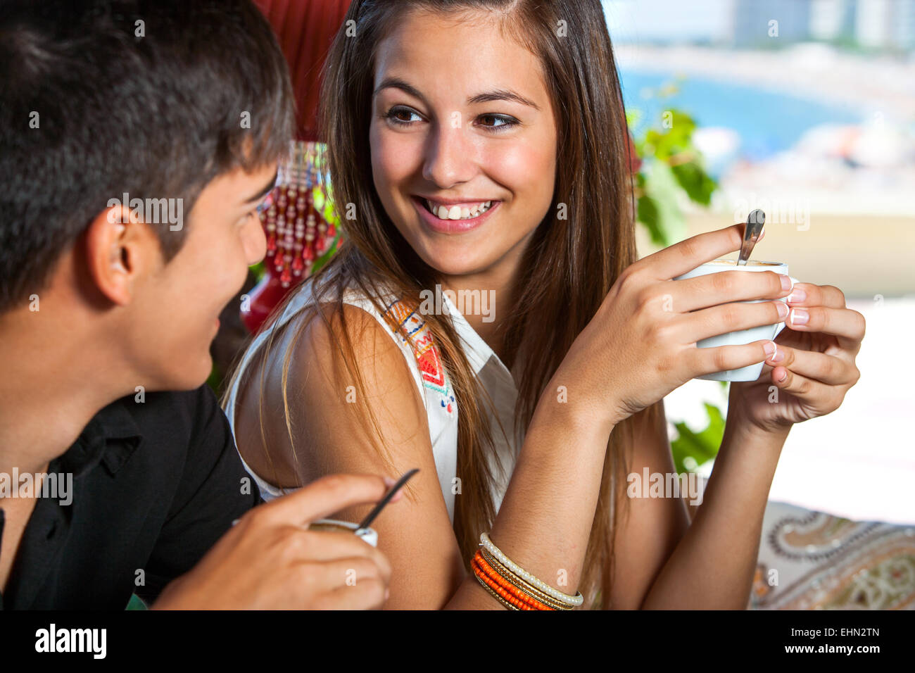 Close up portrait of young girl drinking coffee avec petit ami dans un bar à café. Banque D'Images