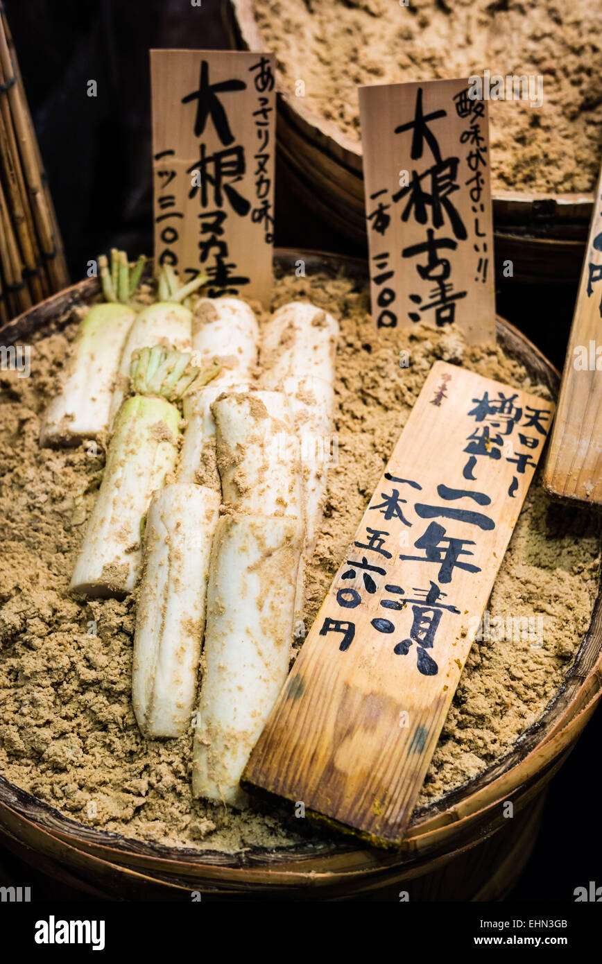 Légumes conservés en saumure dans un marché au Japon. Banque D'Images