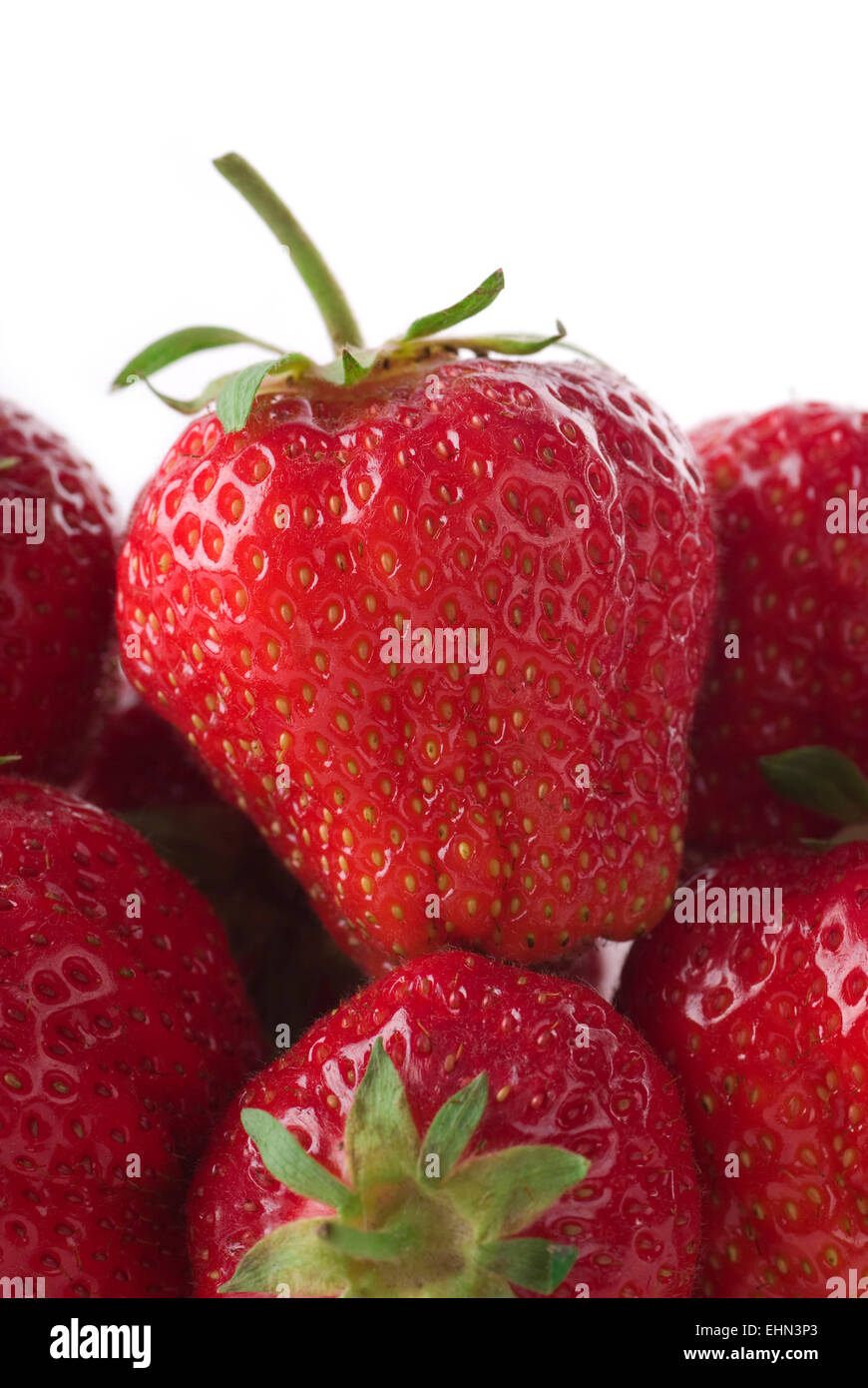 Fraises fraîches sur fond blanc avec l'exemplaire de l'espace. Banque D'Images