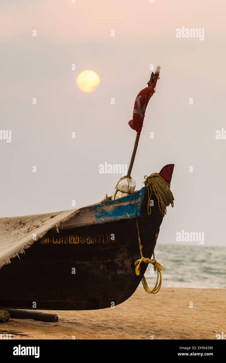 Bateau de pêche sur une plage au Kerala, en Inde. Banque D'Images