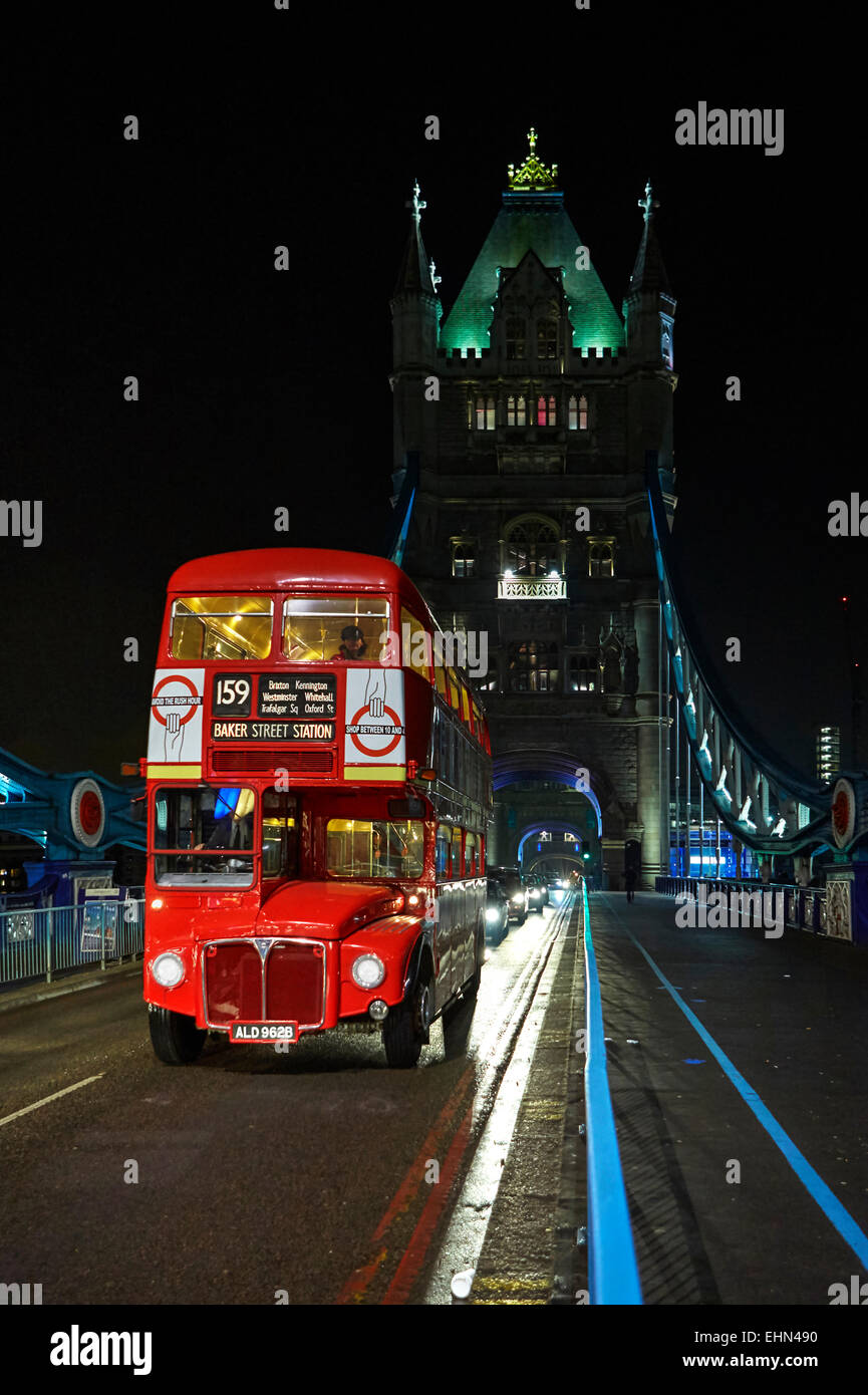 London Transport Routemaster RM rouge classique double deck bus sur Tower Bridge Londres Banque D'Images