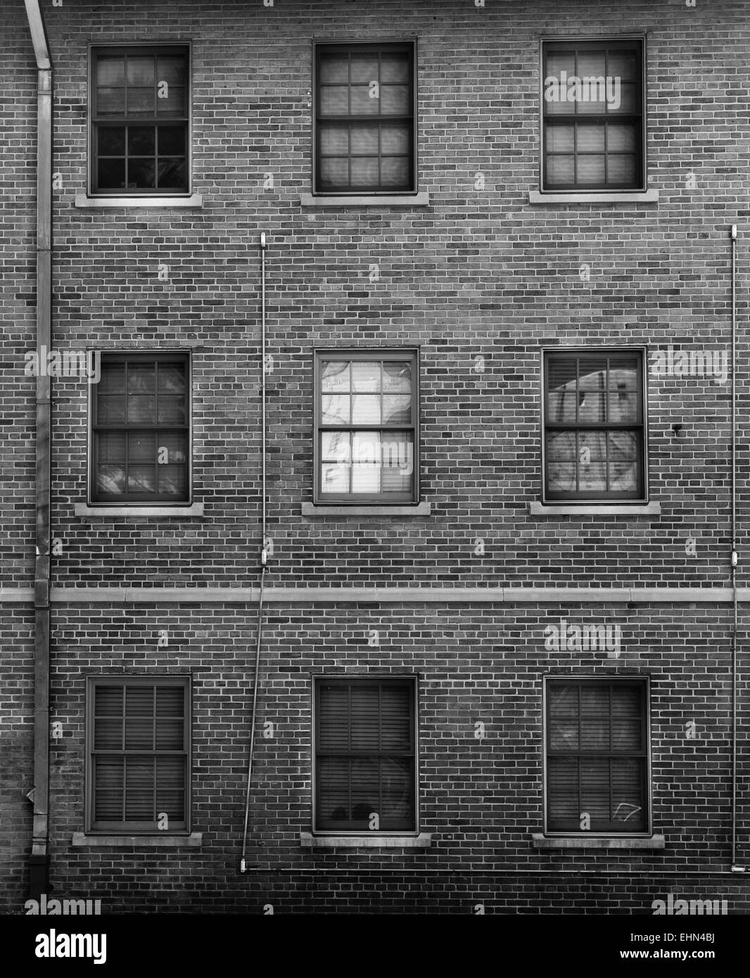 Photo en noir et blanc de façade en brique avec windows Banque D'Images