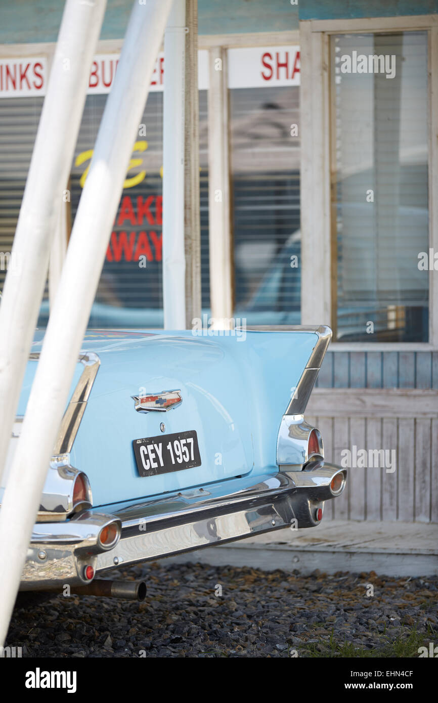Sky Blue 1960 Chevrolet en dehors d'un repas à emporter, snack-shop pare-chocs en acier chromé Banque D'Images