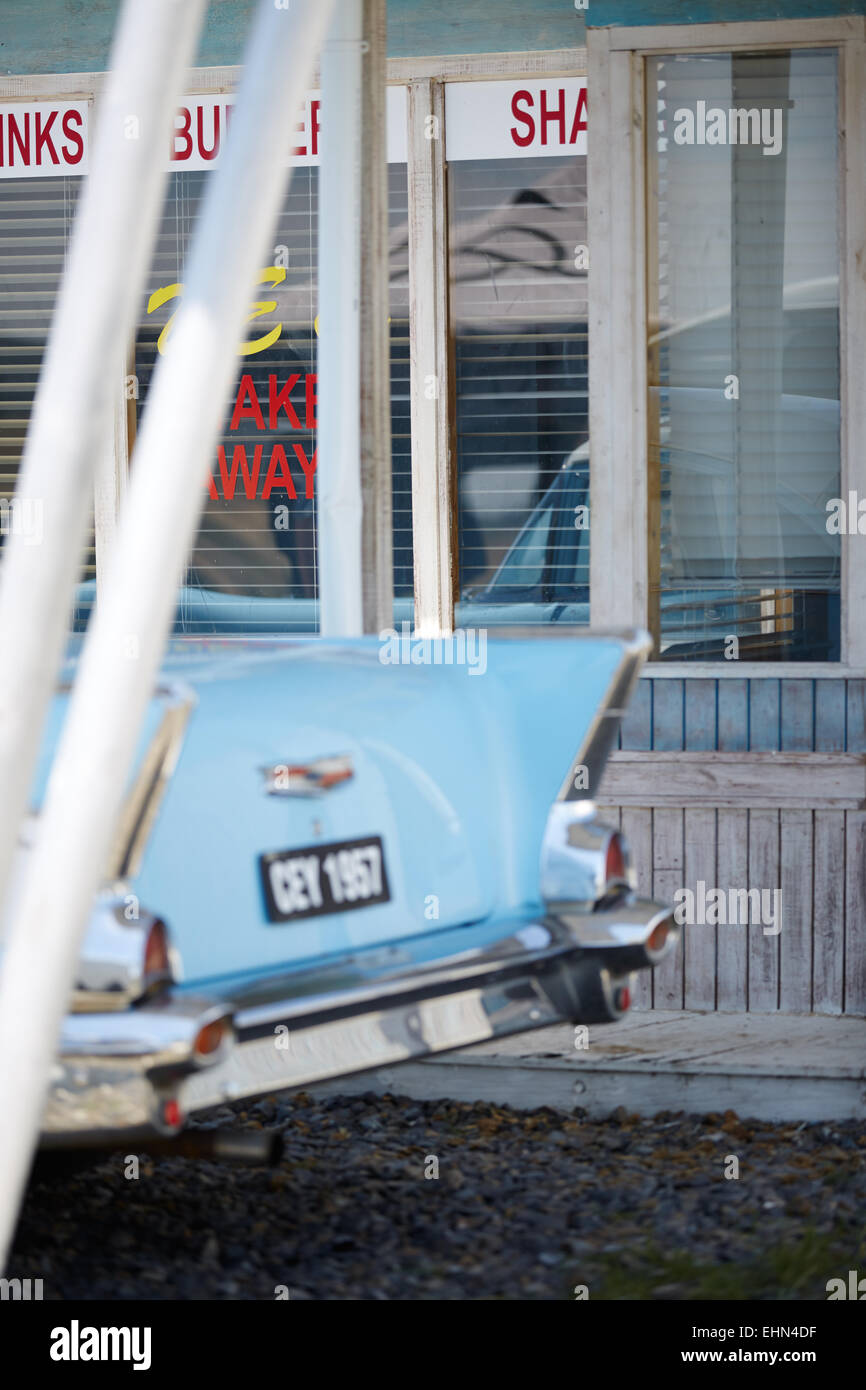Sky Blue 1960 Chevrolet en dehors d'un repas à emporter, snack-shop pare-chocs en acier chromé Banque D'Images
