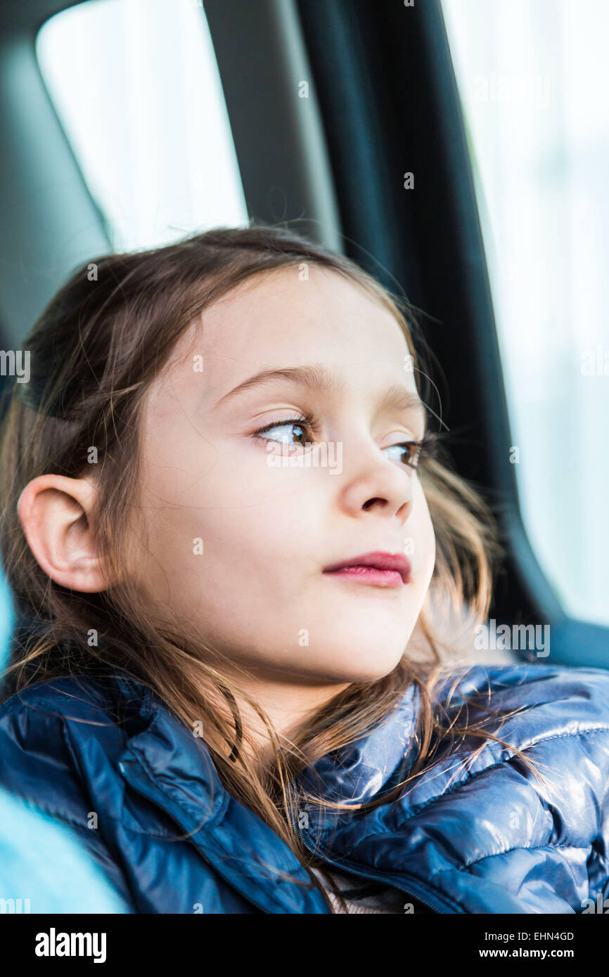 7 ans, fille d'une voiture. Banque D'Images