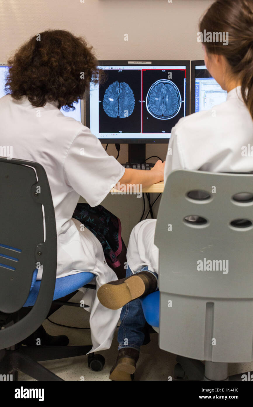 Les études des médecins balayages CT et IRM d'une victime d'AVC, de l'hôpital de Bordeaux, France. Banque D'Images