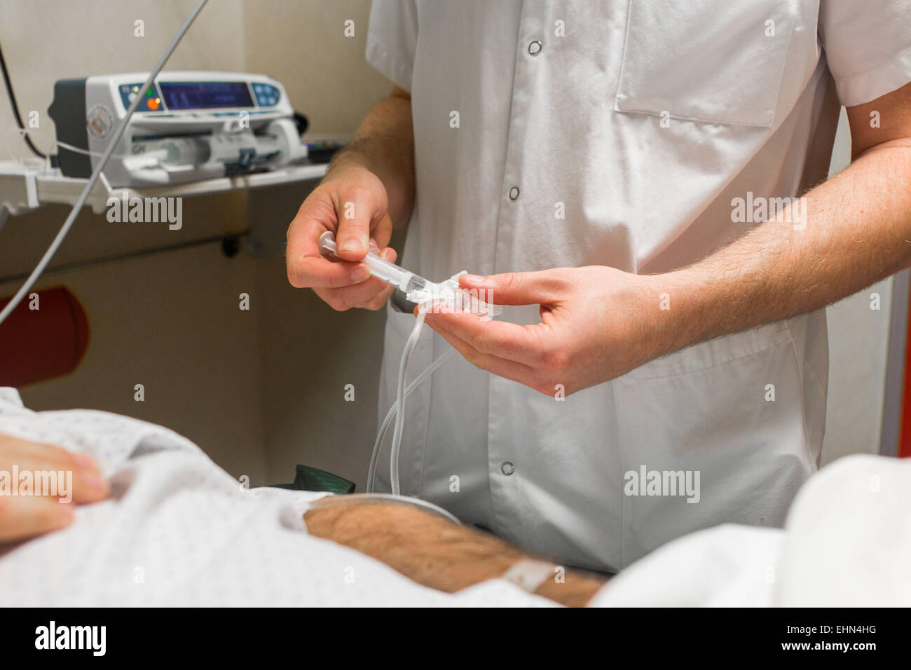 Les soins et l'urgence d'un patient avec des symptômes d'un AVC, ici la préparation de la thrombolyse (ACTILYSE®), l'Unité de Soins Intensifs (VNU) Neuro-Vascular CHU de Bordeaux. Banque D'Images