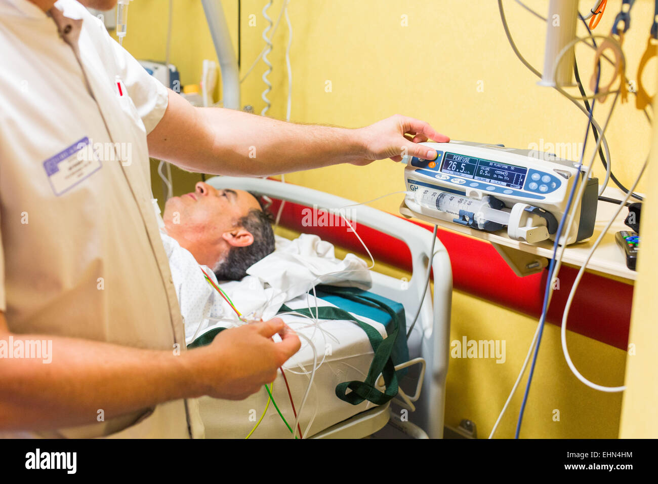 Les soins et l'urgence d'un patient avec des symptômes d'un AVC, ici la préparation de la thrombolyse (ACTILYSE®), l'Unité de Soins Intensifs (VNU) Neuro-Vascular CHU de Bordeaux. Banque D'Images