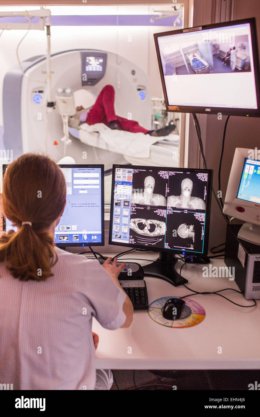 Un scanner du cerveau, l'hôpital de Bordeaux, France. Banque D'Images