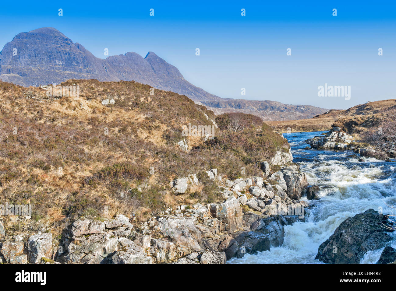 SUILVEN DU KIRKAIG RIVIÈRE SUR UN MATIN DE MARS PRÈS DE LOCHINVER SUTHERLAND EN ÉCOSSE Banque D'Images