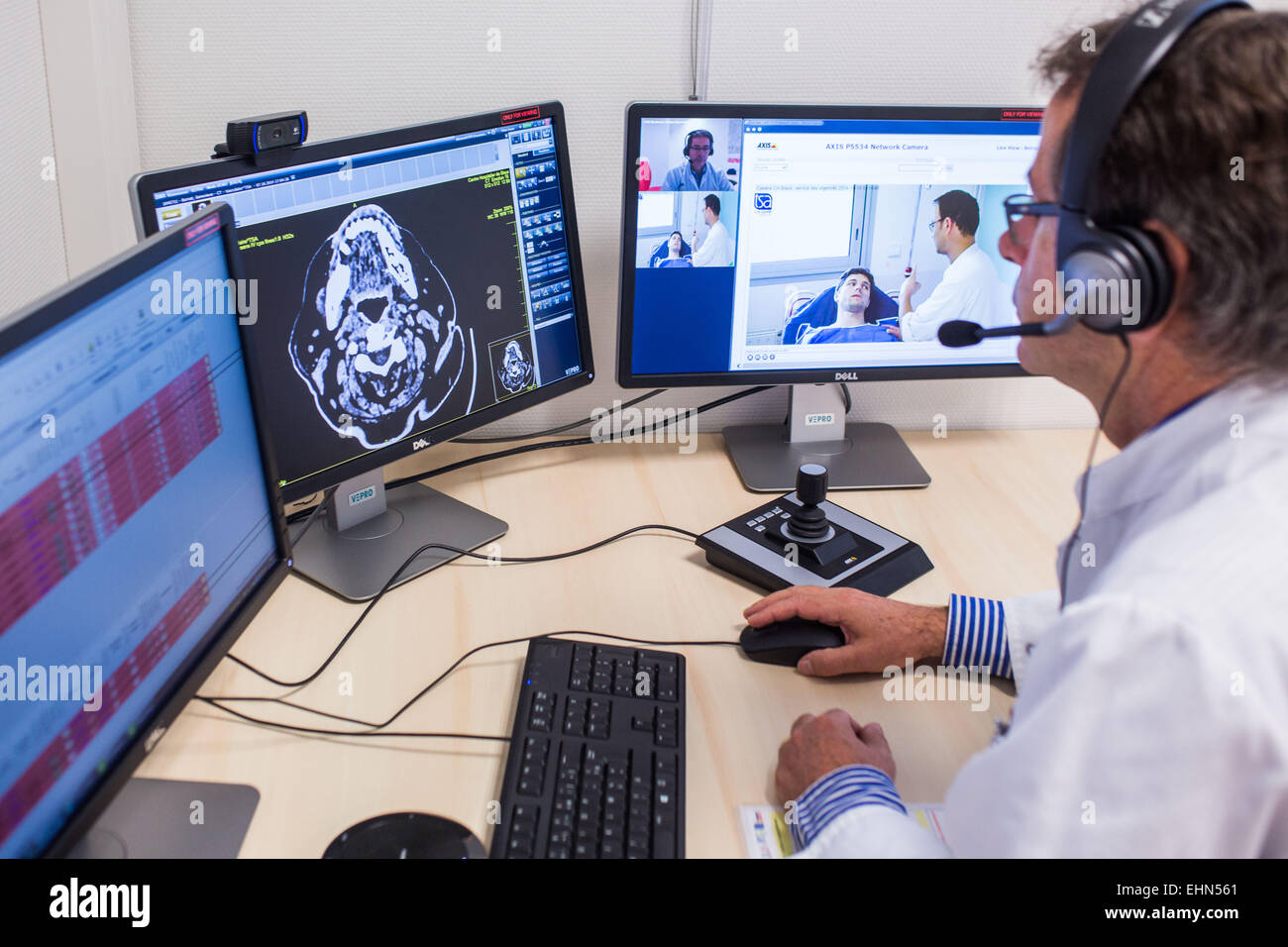 Traitement d'un patient présentant des symptômes d'un AVC par un médecin d'urgence à l'hôpital de Blaye et de l'examen et de validation à distance (CT) et l'angiographie critères d'imagerie par un neurologue vasculaire Neuro Unité de l'hôpital de Bordeaux. Banque D'Images