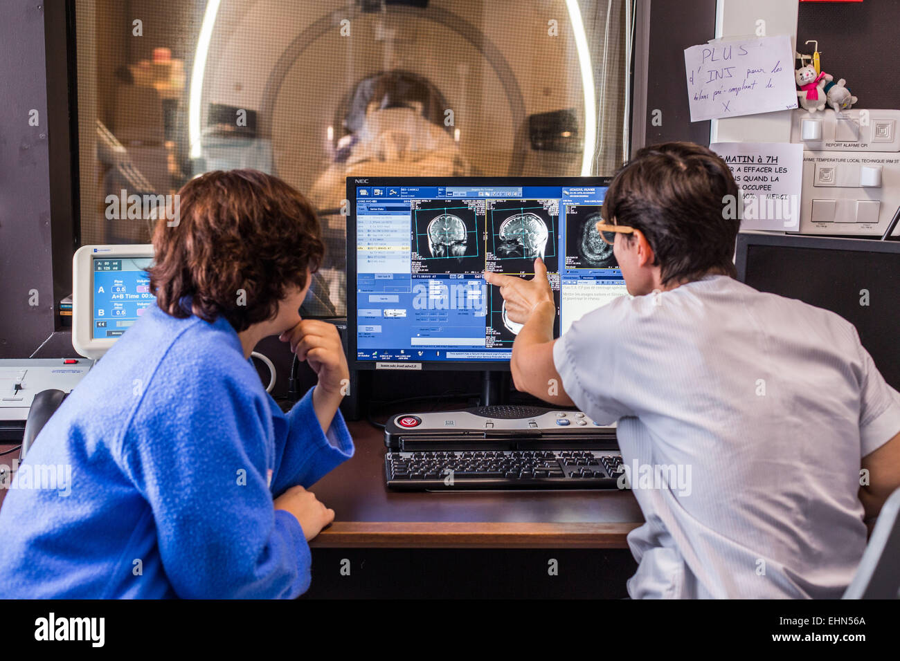 Les médecins monitore un patient subissant une tomodensitométrie (TDM) du cerveau, l'hôpital de Bordeaux, France. Banque D'Images