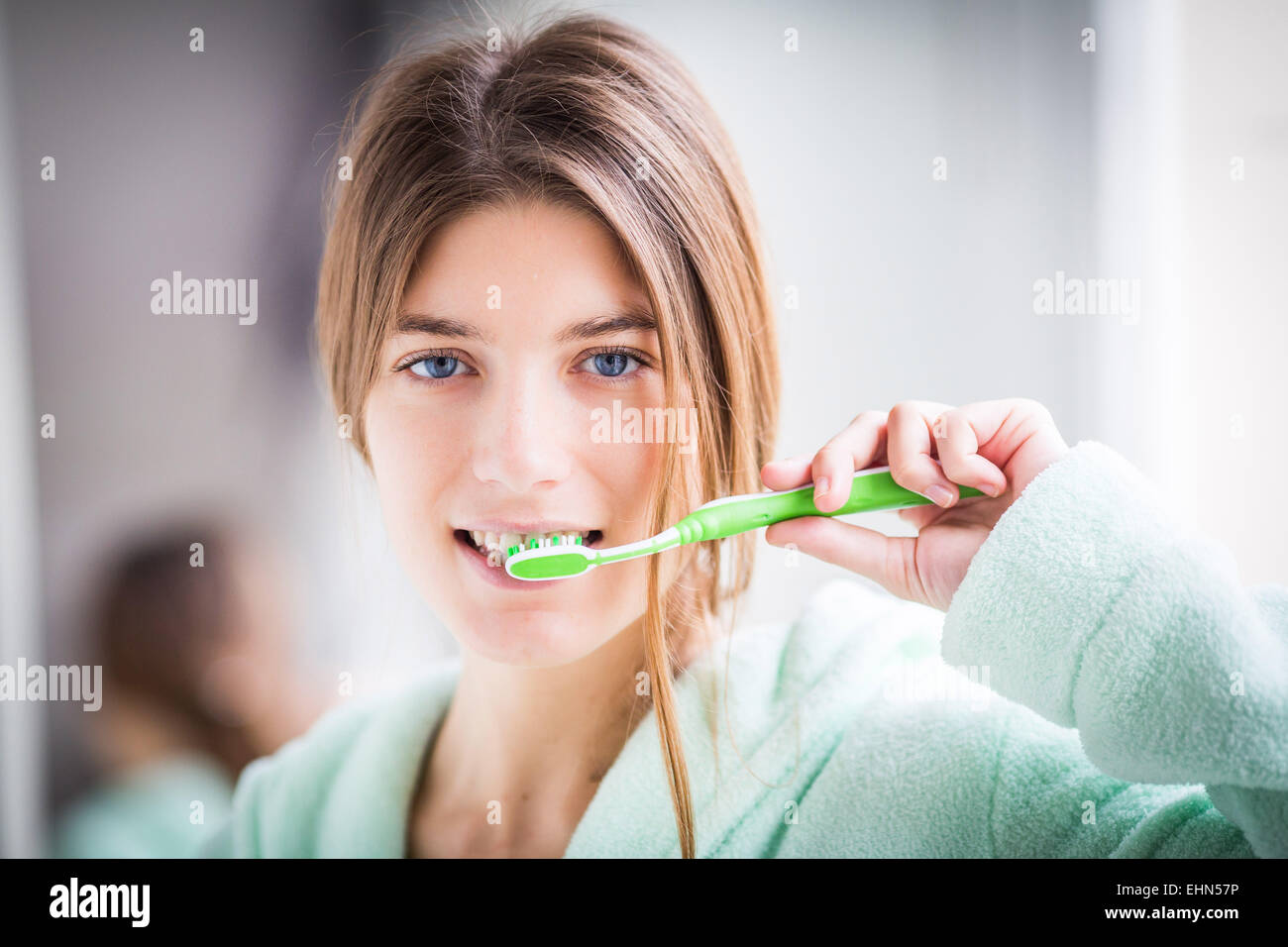 Femme se brosser les dents avec une brosse à dents. Banque D'Images