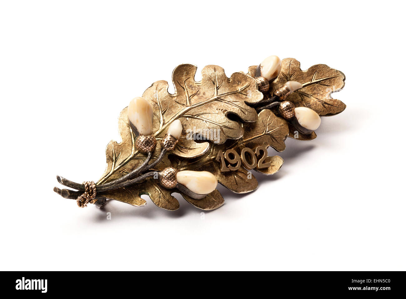 Feuilles de chêne avec des glands d'or fait de dents de cerf broche Photo  Stock - Alamy