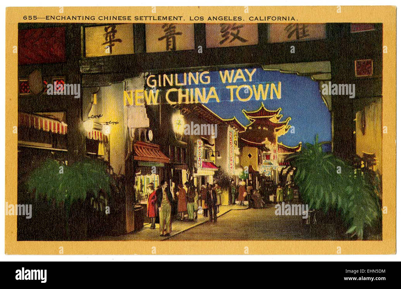 Cette photographie historique représente une charmante colonie chinoise à Los Angeles, en Californie, mettant en valeur le patrimoine architectural et culturel de la communauté chinoise de la région. L'image offre une fenêtre sur l'expérience sino-américaine du début du XXe siècle à Los Angeles. Banque D'Images