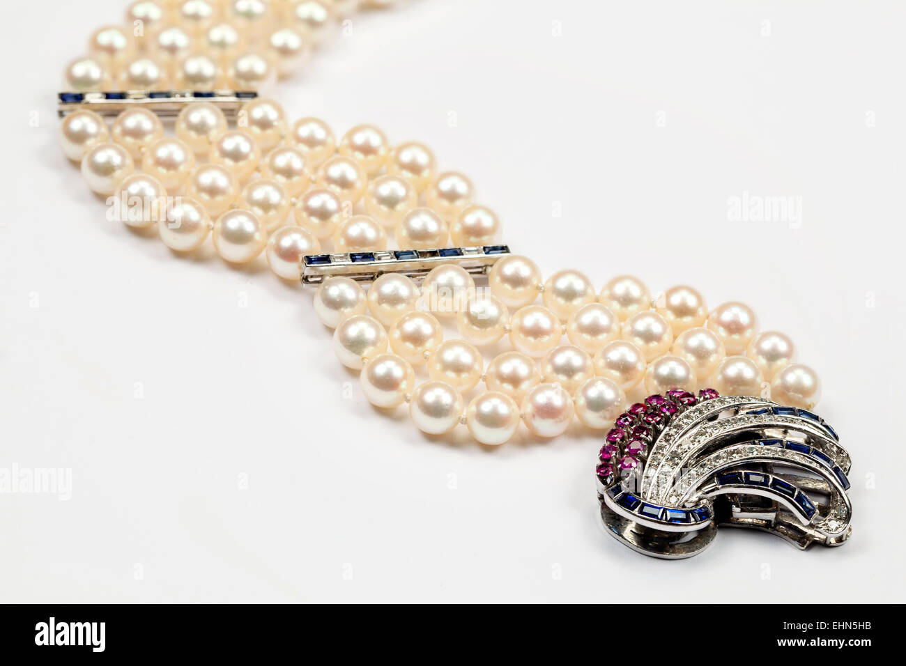 Bracelet multi-rangs de perles avec fermoir diamant rubis et saphir. Banque D'Images