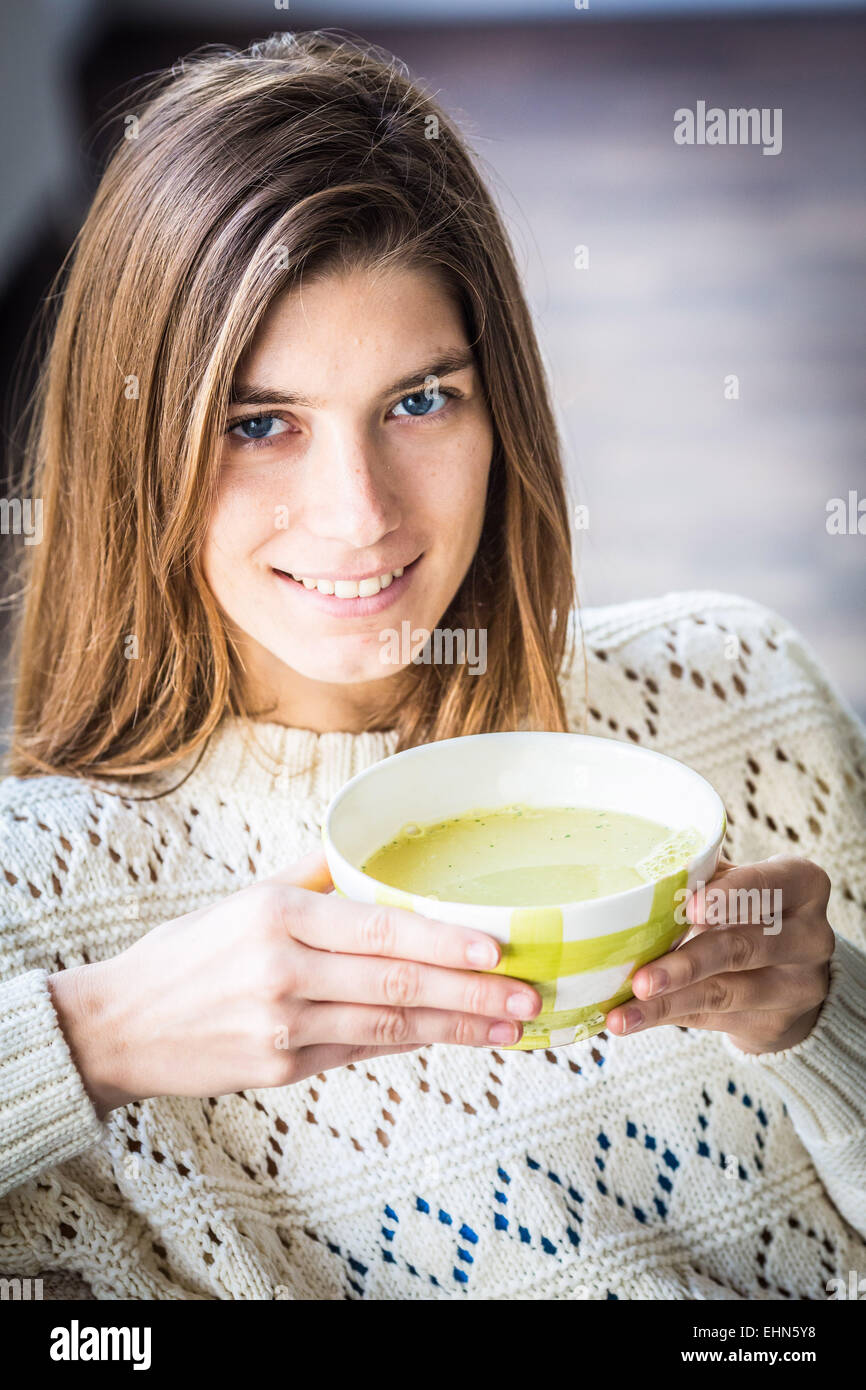 Femme mangeant une soupe. Banque D'Images