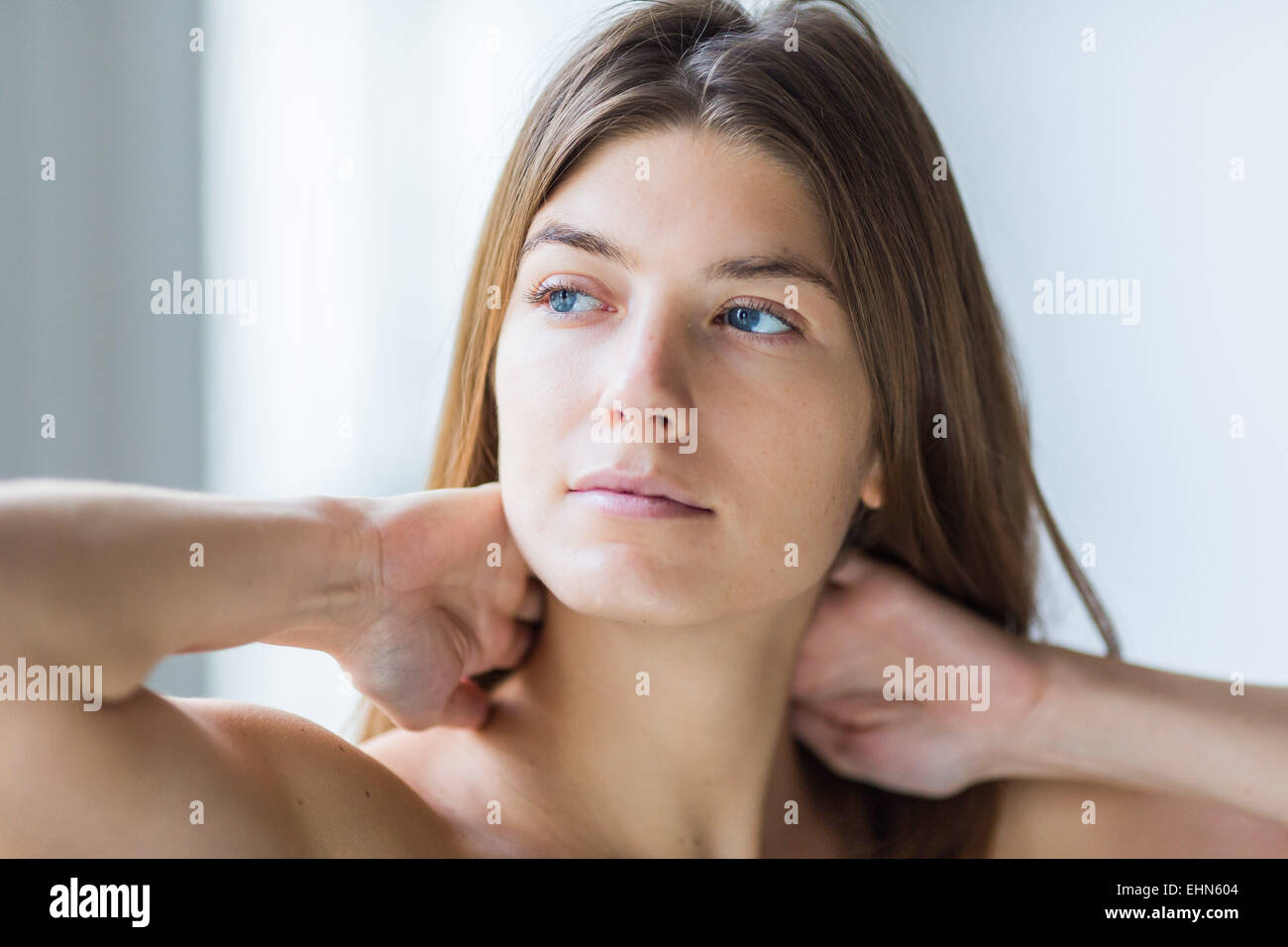 Femme souffrant de douleur au cou. Banque D'Images