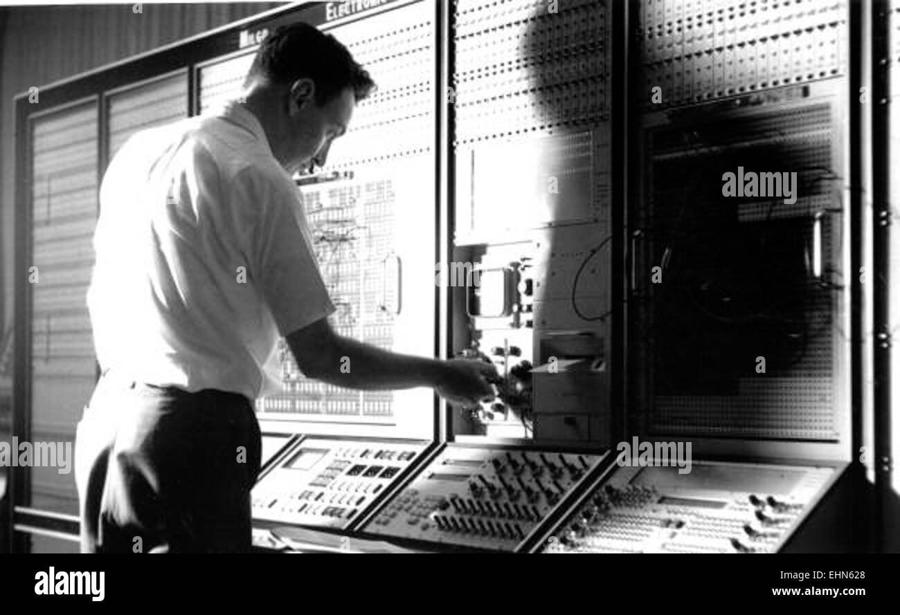 Cette image montre un technicien utilisant un ordinateur dans un environnement basé à Miami, mettant en évidence l'utilisation de la technologie dans un environnement professionnel. L'accent est mis sur l'interaction entre le technicien et le système. Banque D'Images