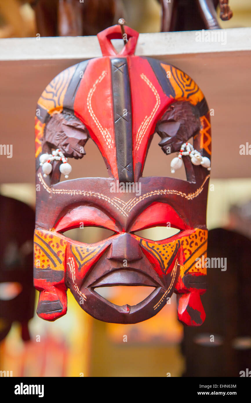 Un masque africain traditionnel pour la vente dans un magasin au Kenya. Banque D'Images