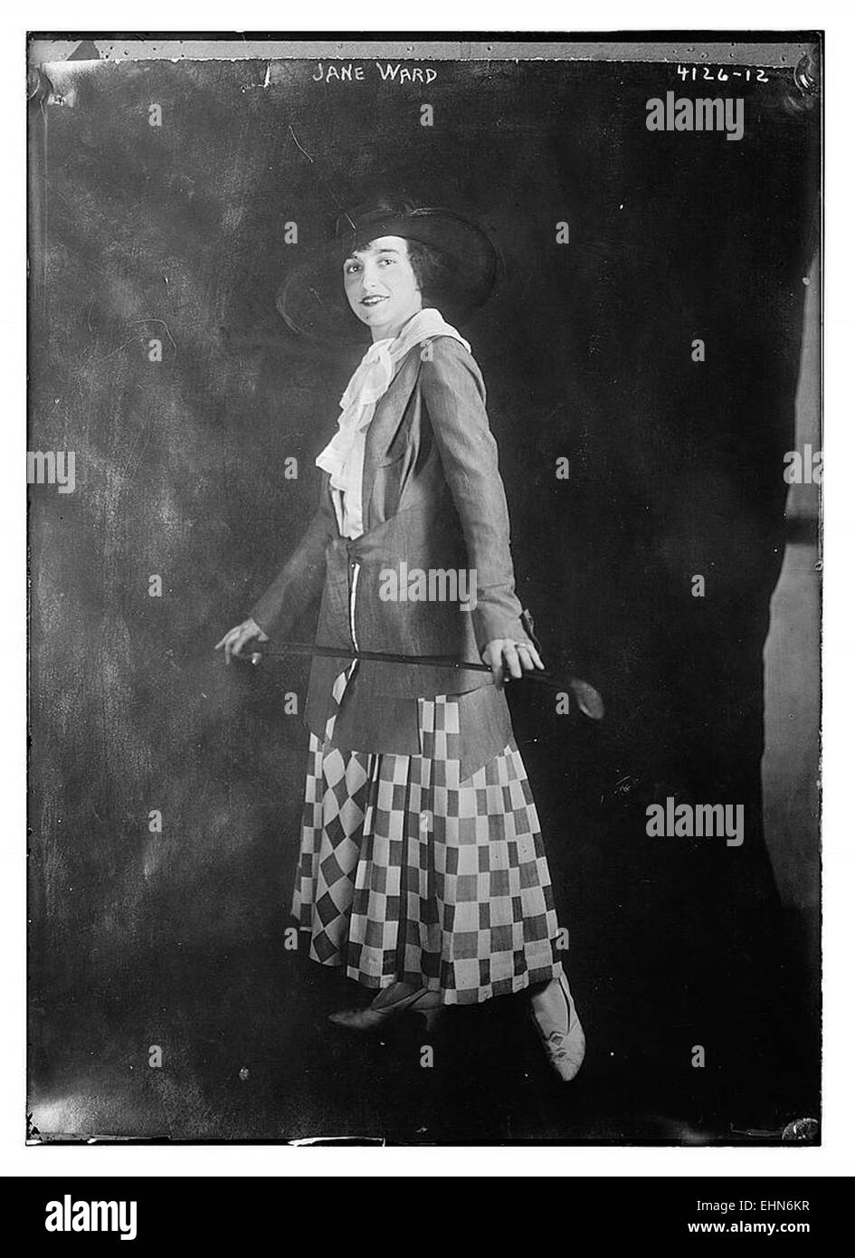 Portrait de Jane Ward, une personne du début du XXe siècle, capturé dans un style classique. L'image offre un aperçu de la mode et des normes sociales de l'époque. Banque D'Images