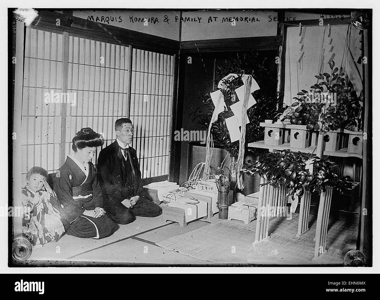 Le marquis Komura et sa famille lors d'un service commémoratif, une représentation historique de la noblesse japonaise lors d'un événement cérémonial. Banque D'Images