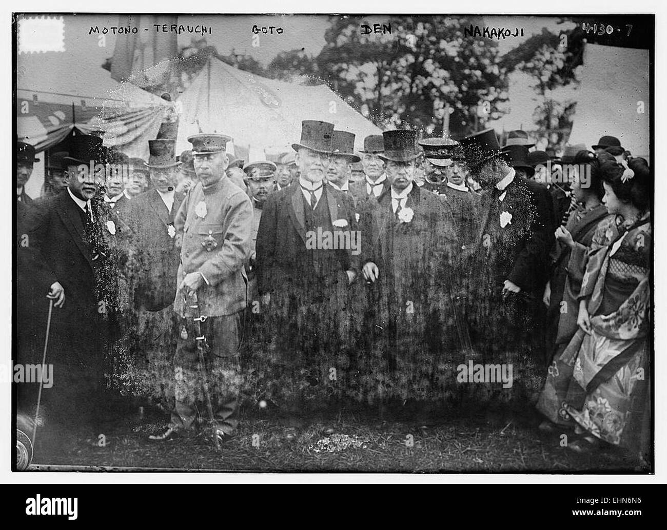 Cette photographie présente des personnages éminents Motono, Terauchi, Goto, Den et Nakakoji, peut-être du début du XXe siècle au Japon. Leurs rôles dans la société japonaise, peut-être militaires ou politiques, sont capturés dans cette image historique, reflétant les individus influents de l’époque. Banque D'Images